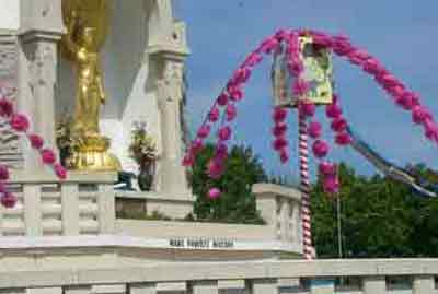 MAKE POVERTY HISTORY White Band around the Peace Pagoda